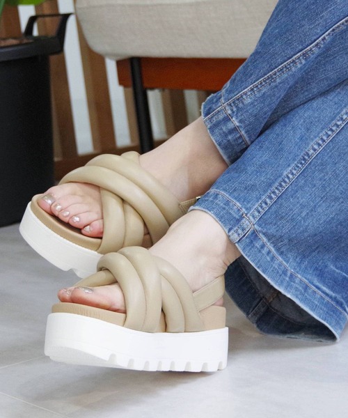 Minnetonka（ミネトンカ）の「MINNETONKA ミネトンカ / パフィーサンダル クロスベルトパデッドサンダル 23M03（サンダル・レディース・ベージュ/ホワイト/シルバー/ブラック・5/6/7/8/9）」の3枚目の写真