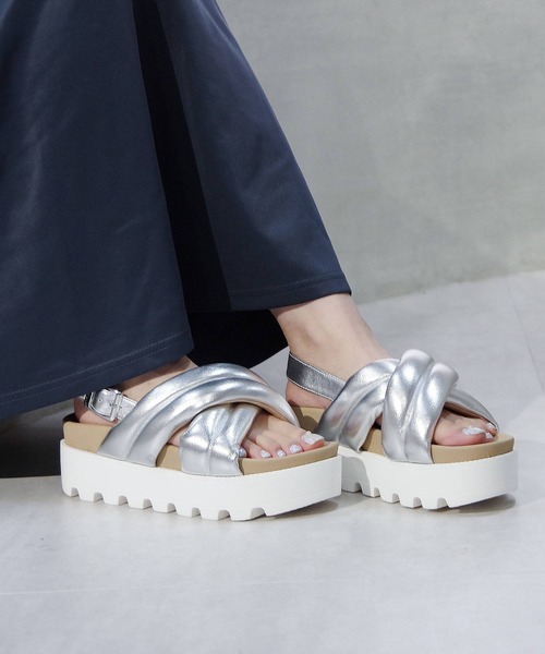 Minnetonka（ミネトンカ）の「MINNETONKA ミネトンカ / パフィーサンダル クロスベルトパデッドサンダル 23M03（サンダル・レディース・ベージュ/ホワイト/シルバー/ブラック・5/6/7/8/9）」の4枚目の写真