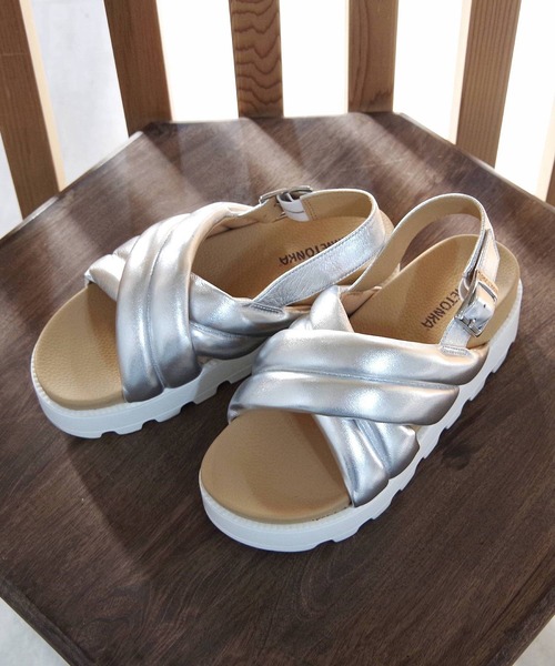 Minnetonka（ミネトンカ）の「MINNETONKA ミネトンカ / パフィーサンダル クロスベルトパデッドサンダル 23M03（サンダル・レディース・ベージュ/ホワイト/シルバー/ブラック・5/6/7/8/9）」の5枚目の写真