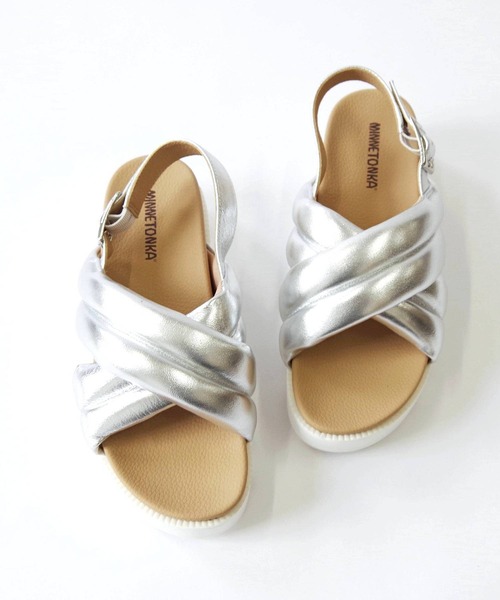 Minnetonka（ミネトンカ）の「MINNETONKA ミネトンカ / パフィーサンダル クロスベルトパデッドサンダル 23M03（サンダル・レディース・ベージュ/ホワイト/シルバー/ブラック・5/6/7/8/9）」の6枚目の写真
