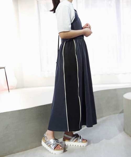 Minnetonka（ミネトンカ）の「MINNETONKA ミネトンカ / パフィーサンダル クロスベルトパデッドサンダル 23M03（サンダル・レディース・ベージュ/ホワイト/シルバー/ブラック・5/6/7/8/9）」の21枚目の写真