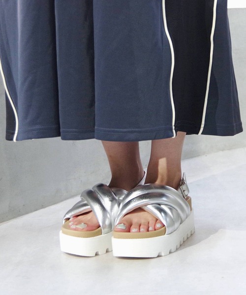 Minnetonka（ミネトンカ）の「MINNETONKA ミネトンカ / パフィーサンダル クロスベルトパデッドサンダル 23M03（サンダル・レディース・ベージュ/ホワイト/シルバー/ブラック・5/6/7/8/9）」の20枚目の写真