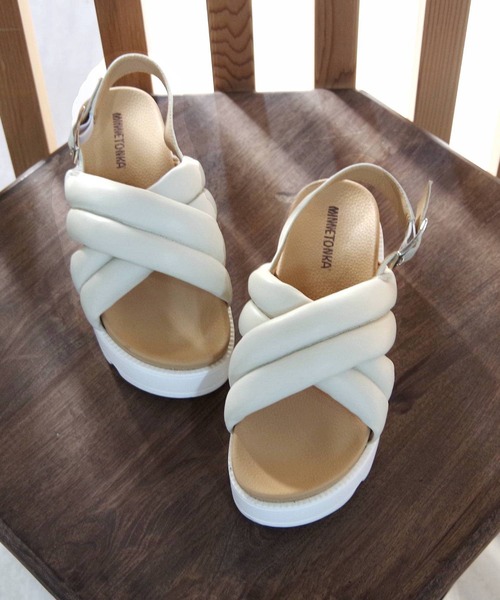 Minnetonka（ミネトンカ）の「MINNETONKA ミネトンカ / パフィーサンダル クロスベルトパデッドサンダル 23M03（サンダル・レディース・ベージュ/ホワイト/シルバー/ブラック・5/6/7/8/9）」の7枚目の写真