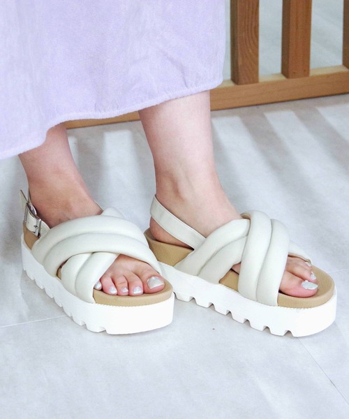 Minnetonka（ミネトンカ）の「MINNETONKA ミネトンカ / パフィーサンダル クロスベルトパデッドサンダル 23M03（サンダル・レディース・ベージュ/ホワイト/シルバー/ブラック・5/6/7/8/9）」の11枚目の写真