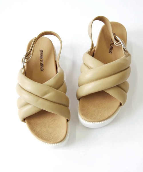 Minnetonka（ミネトンカ）の「MINNETONKA ミネトンカ / パフィーサンダル クロスベルトパデッドサンダル 23M03（サンダル・レディース・ベージュ/ホワイト/シルバー/ブラック・5/6/7/8/9）」の17枚目の写真