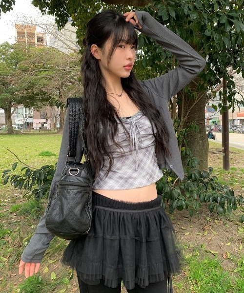 anyonemore（エニワンモア）の「レースリボンチェックビスチェ+カーディガンセット（カーディガン/ボレロ・レディース・チャコール・FREE）」の2枚目の写真