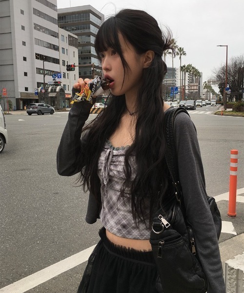 anyonemore（エニワンモア）の「レースリボンチェックビスチェ+カーディガンセット（カーディガン/ボレロ・レディース・チャコール・FREE）」の7枚目の写真