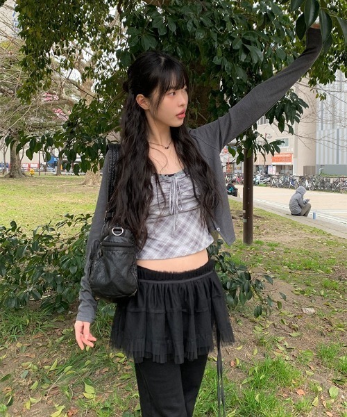 anyonemore（エニワンモア）の「レースリボンチェックビスチェ+カーディガンセット（カーディガン/ボレロ・レディース・チャコール・FREE）」の5枚目の写真
