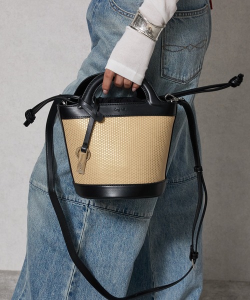 Ungrid(アングリッド)の「【Ungrid/アングリッド】型押し 巾着付きバケツショルダーバッグ(かごバッグ・レディース・ブラック/ブラック×ベージュ/ダークブラウン/キャメル・FREE)」の3枚目の写真