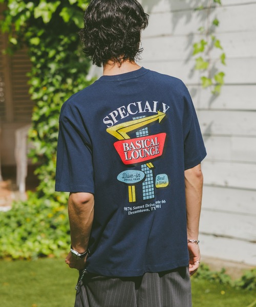 RAGEBLUE(レイジブルー)の「レトログラフィックプリントTシャツ(Tシャツ/カットソー・メンズ・ライトグレー/ブラック/ホワイト/ネイビー・LARGE/MEDIUM)」の1枚目の写真
