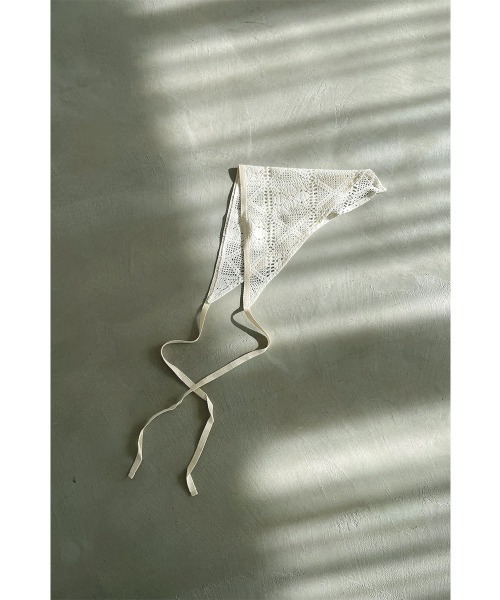 marjour（マージュール）の「TRIANGLE SCARF（バンダナ/スカーフ・レディース・アイボリー・FREE）」の2枚目の写真