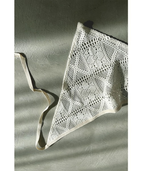 marjour（マージュール）の「TRIANGLE SCARF（バンダナ/スカーフ・レディース・アイボリー・FREE）」の4枚目の写真