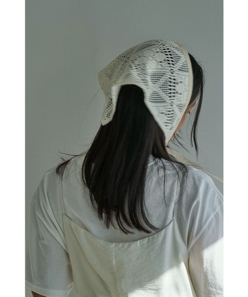 marjour（マージュール）の「TRIANGLE SCARF（バンダナ/スカーフ・レディース・アイボリー・FREE）」の6枚目の写真