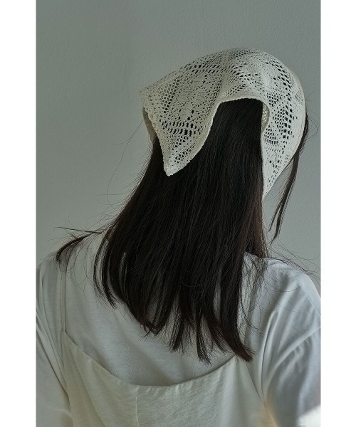 marjour（マージュール）の「TRIANGLE SCARF（バンダナ/スカーフ・レディース・アイボリー・FREE）」の7枚目の写真