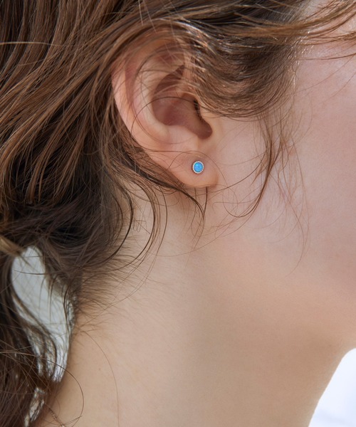 Jolie Toujours(ジョリトゥジュール)の「【金属アレルギー軽減】〈Silver925〉人工オパールスタッドピアス(ピアス(両耳用)・レディース・シルバー/サックスブルー・FREE)」の6枚目の写真