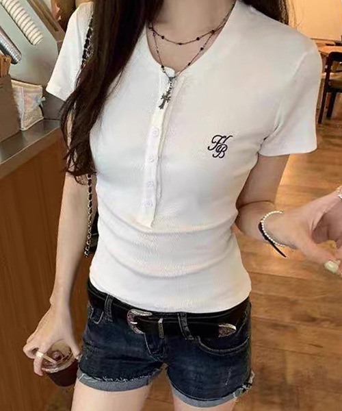 shopnikoniko(ショップニコニコ)の「Tシャツ ヘンリーネック 半袖 トップス ロゴ刺繍Tシャツ タイトトップス(Tシャツ/カットソー・レディース・グレー/ホワイト・フリー)」の5枚目の写真