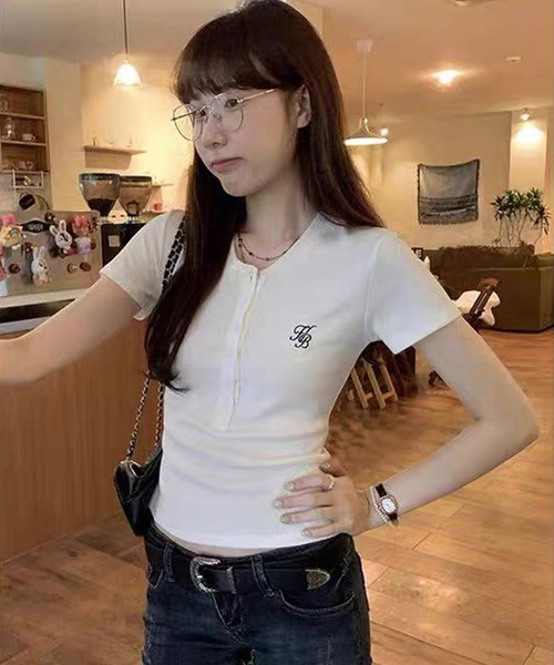 shopnikoniko(ショップニコニコ)の「Tシャツ ヘンリーネック 半袖 トップス ロゴ刺繍Tシャツ タイトトップス(Tシャツ/カットソー・レディース・グレー/ホワイト・フリー)」の7枚目の写真