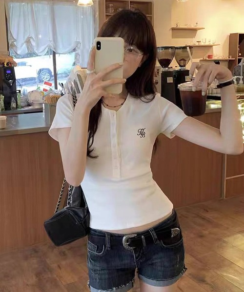 shopnikoniko(ショップニコニコ)の「Tシャツ ヘンリーネック 半袖 トップス ロゴ刺繍Tシャツ タイトトップス(Tシャツ/カットソー・レディース・グレー/ホワイト・フリー)」の8枚目の写真