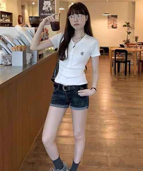 shopnikoniko(ショップニコニコ)の「Tシャツ ヘンリーネック 半袖 トップス ロゴ刺繍Tシャツ タイトトップス(Tシャツ/カットソー・レディース・グレー/ホワイト・フリー)」の9枚目の写真
