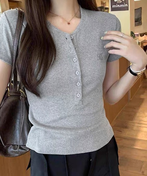 shopnikoniko(ショップニコニコ)の「Tシャツ ヘンリーネック 半袖 トップス ロゴ刺繍Tシャツ タイトトップス(Tシャツ/カットソー・レディース・グレー/ホワイト・フリー)」の10枚目の写真