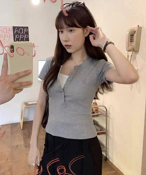 shopnikoniko(ショップニコニコ)の「Tシャツ ヘンリーネック 半袖 トップス ロゴ刺繍Tシャツ タイトトップス(Tシャツ/カットソー・レディース・グレー/ホワイト・フリー)」の11枚目の写真