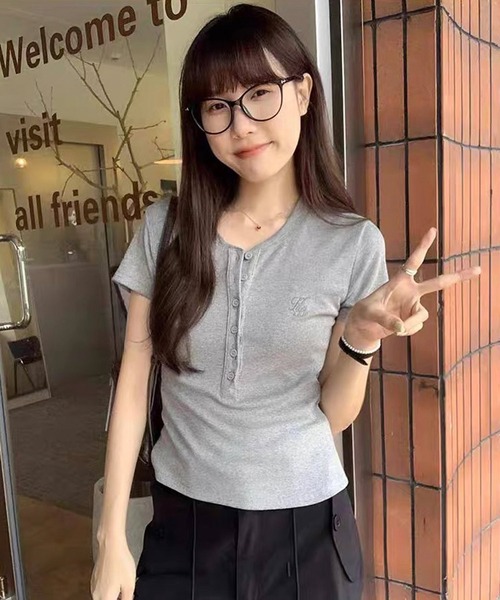 shopnikoniko(ショップニコニコ)の「Tシャツ ヘンリーネック 半袖 トップス ロゴ刺繍Tシャツ タイトトップス(Tシャツ/カットソー・レディース・グレー/ホワイト・フリー)」の12枚目の写真