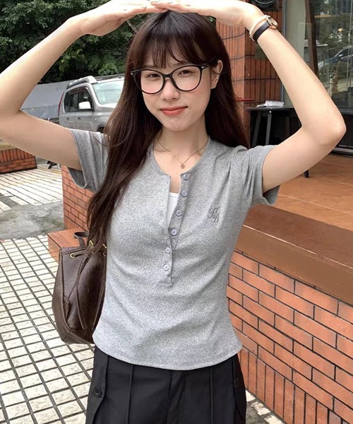 shopnikoniko(ショップニコニコ)の「Tシャツ ヘンリーネック 半袖 トップス ロゴ刺繍Tシャツ タイトトップス(Tシャツ/カットソー・レディース・グレー/ホワイト・フリー)」の13枚目の写真