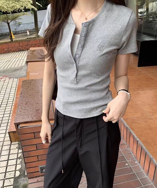 shopnikoniko(ショップニコニコ)の「Tシャツ ヘンリーネック 半袖 トップス ロゴ刺繍Tシャツ タイトトップス(Tシャツ/カットソー・レディース・グレー/ホワイト・フリー)」の14枚目の写真