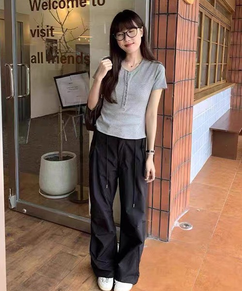 shopnikoniko(ショップニコニコ)の「Tシャツ ヘンリーネック 半袖 トップス ロゴ刺繍Tシャツ タイトトップス(Tシャツ/カットソー・レディース・グレー/ホワイト・フリー)」の15枚目の写真