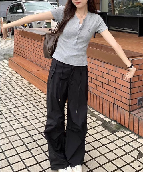 shopnikoniko(ショップニコニコ)の「Tシャツ ヘンリーネック 半袖 トップス ロゴ刺繍Tシャツ タイトトップス(Tシャツ/カットソー・レディース・グレー/ホワイト・フリー)」の16枚目の写真