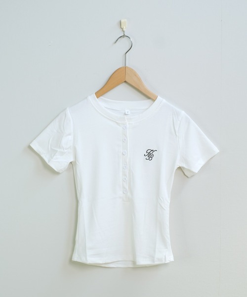 shopnikoniko(ショップニコニコ)の「Tシャツ ヘンリーネック 半袖 トップス ロゴ刺繍Tシャツ タイトトップス(Tシャツ/カットソー・レディース・グレー/ホワイト・フリー)」の17枚目の写真