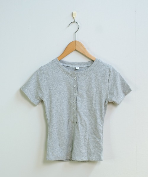 shopnikoniko(ショップニコニコ)の「Tシャツ ヘンリーネック 半袖 トップス ロゴ刺繍Tシャツ タイトトップス(Tシャツ/カットソー・レディース・グレー/ホワイト・フリー)」の18枚目の写真