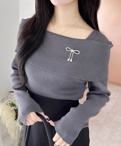 INGNI（イング）の「【WEB限定】ブローチ付オフショルニット（ニット/セーター・レディース・オフホワイト/ホワイト系その他/ブラック/グレー系3/ブラック系その他/チャコールグレー/ピンク・M）」の6枚目の写真