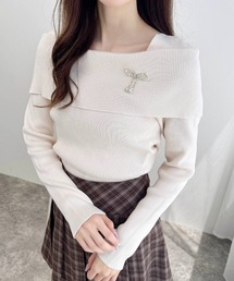 ブローチ付オフショルニット