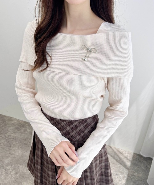 INGNI（イング）の「【WEB限定】ブローチ付オフショルニット（ニット/セーター・レディース・オフホワイト/ホワイト系その他/ブラック/グレー系3/ブラック系その他/チャコールグレー/ピンク・M）」の3枚目の写真