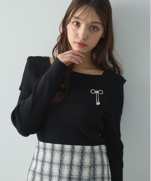 INGNI（イング）の「【WEB限定】ブローチ付オフショルニット（ニット/セーター・レディース・オフホワイト/ホワイト系その他/ブラック/グレー系3/ブラック系その他/チャコールグレー/ピンク・M）」の4枚目の写真