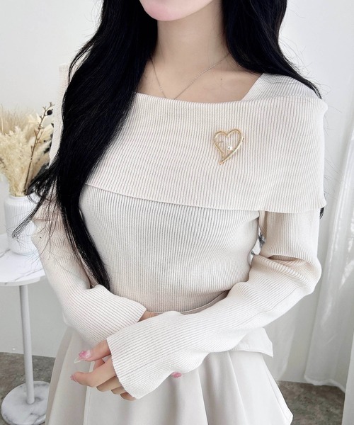 INGNI（イング）の「【WEB限定】ブローチ付オフショルニット（ニット/セーター・レディース・オフホワイト/ホワイト系その他/ブラック/グレー系3/ブラック系その他/チャコールグレー/ピンク・M）」の2枚目の写真