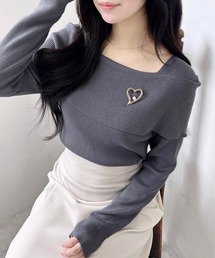 ブローチ付オフショルニット