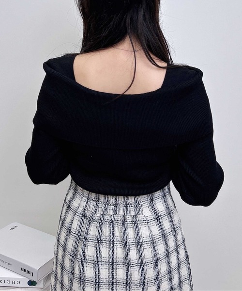 INGNI（イング）の「【WEB限定】ブローチ付オフショルニット（ニット/セーター・レディース・オフホワイト/ホワイト系その他/ブラック/グレー系3/ブラック系その他/チャコールグレー/ピンク・M）」の9枚目の写真