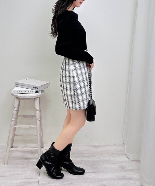 INGNI（イング）の「【WEB限定】ブローチ付オフショルニット（ニット/セーター・レディース・オフホワイト/ホワイト系その他/ブラック/グレー系3/ブラック系その他/チャコールグレー/ピンク・M）」の12枚目の写真