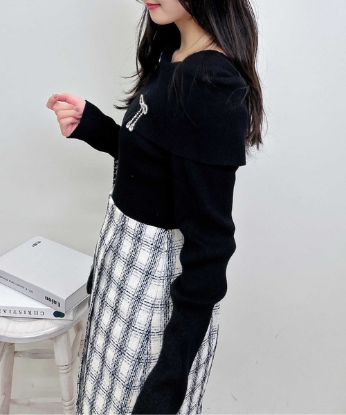 INGNI（イング）の「【WEB限定】ブローチ付オフショルニット（ニット/セーター・レディース・オフホワイト/ホワイト系その他/ブラック/グレー系3/ブラック系その他/チャコールグレー/ピンク・M）」の8枚目の写真