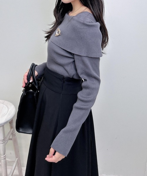 INGNI（イング）の「【WEB限定】ブローチ付オフショルニット（ニット/セーター・レディース・オフホワイト/ホワイト系その他/ブラック/グレー系3/ブラック系その他/チャコールグレー/ピンク・M）」の17枚目の写真