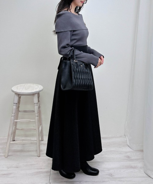 INGNI（イング）の「【WEB限定】ブローチ付オフショルニット（ニット/セーター・レディース・オフホワイト/ホワイト系その他/ブラック/グレー系3/ブラック系その他/チャコールグレー/ピンク・M）」の21枚目の写真