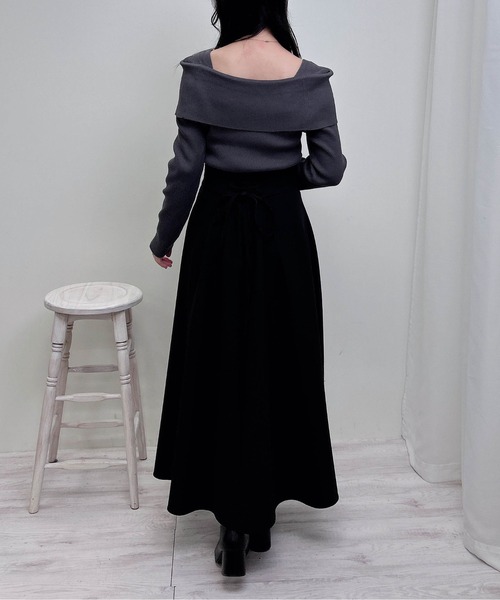 INGNI（イング）の「【WEB限定】ブローチ付オフショルニット（ニット/セーター・レディース・オフホワイト/ホワイト系その他/ブラック/グレー系3/ブラック系その他/チャコールグレー/ピンク・M）」の22枚目の写真