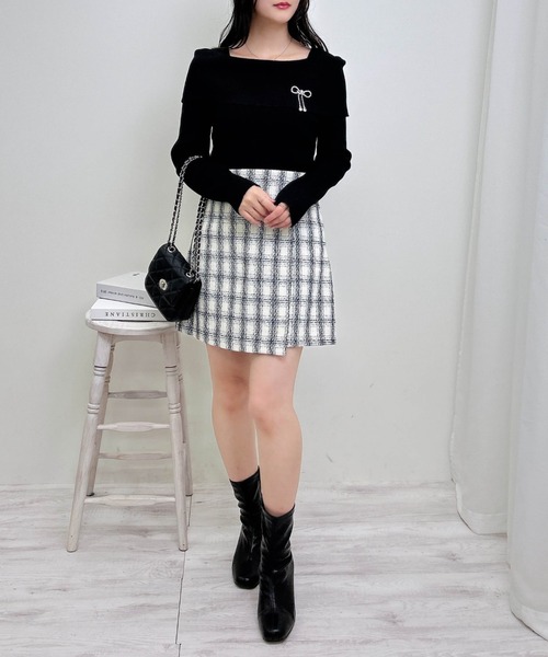 INGNI（イング）の「【WEB限定】ブローチ付オフショルニット（ニット/セーター・レディース・オフホワイト/ホワイト系その他/ブラック/グレー系3/ブラック系その他/チャコールグレー/ピンク・M）」の11枚目の写真