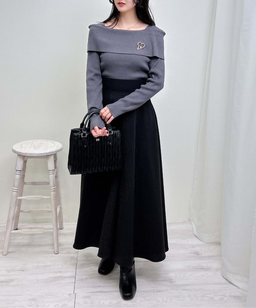 INGNI（イング）の「【WEB限定】ブローチ付オフショルニット（ニット/セーター・レディース・オフホワイト/ホワイト系その他/ブラック/グレー系3/ブラック系その他/チャコールグレー/ピンク・M）」の20枚目の写真