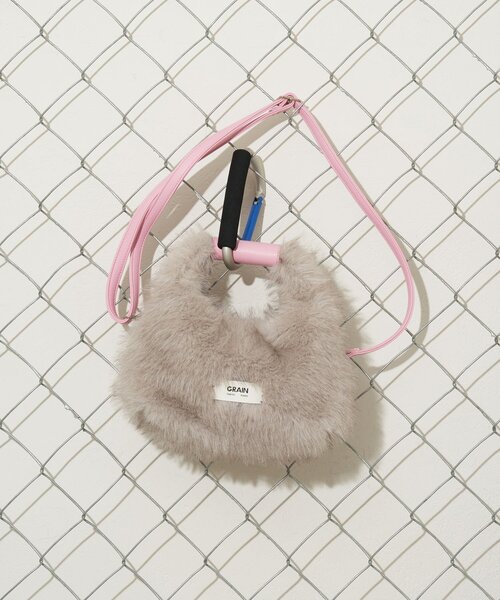 GRAIN（グレイン）の「【GRAIN/グレイン】2WAYミニフェイクファーハンドバッグ（ショルダーバッグ・レディース・ブラウン/ベージュ/グレー・FREE）」の4枚目の写真
