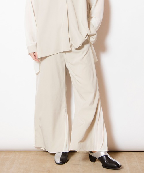 OSMOSIS（オズモーシス）の「バックプリーツヘムパンツ（その他パンツ・レディース・ネイビー/ブラック/ライトベージュ・ONE SIZE）」の3枚目の写真