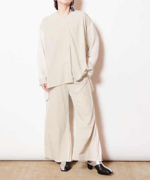 OSMOSIS（オズモーシス）の「バックプリーツヘムパンツ（その他パンツ・レディース・ネイビー/ブラック/ライトベージュ・ONE SIZE）」の4枚目の写真