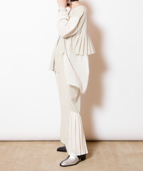 OSMOSIS（オズモーシス）の「バックプリーツヘムパンツ（その他パンツ・レディース・ネイビー/ブラック/ライトベージュ・ONE SIZE）」の6枚目の写真